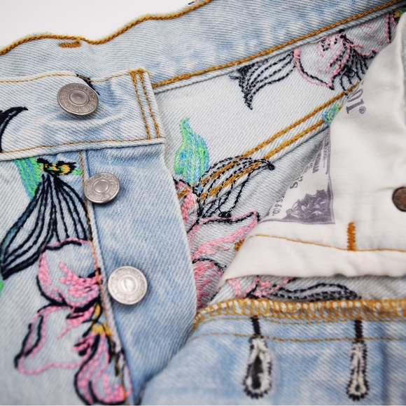 NWOT LEVI’S PREMIUM 501 High Rise Denim Hella Bloom Embroidered Floral Shorts - Picture 3 of 8